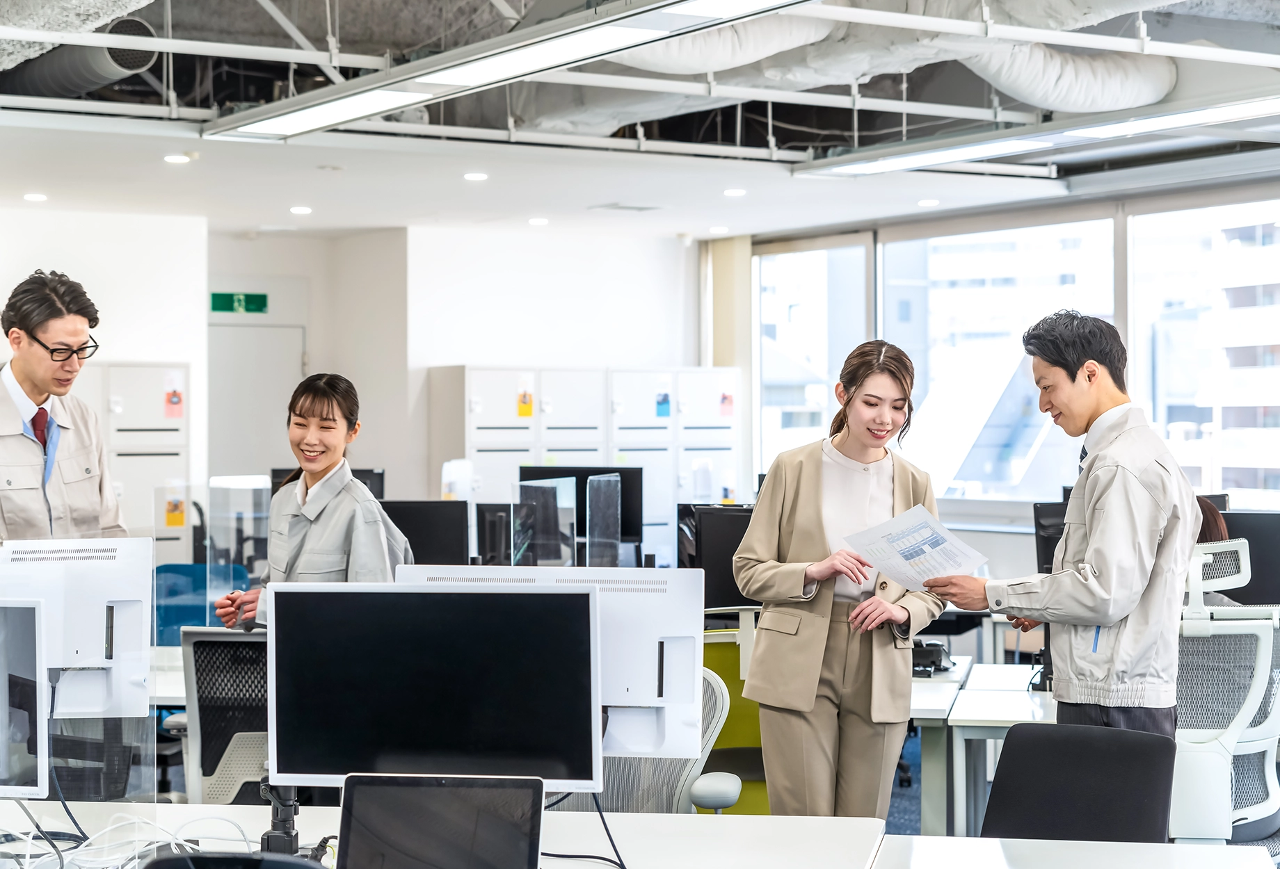 きれいなオフィスで話す社員たち